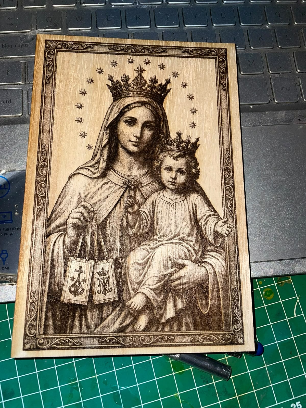Ícono religioso de madre e hijo grabado en madera — regalo devocional personalizado