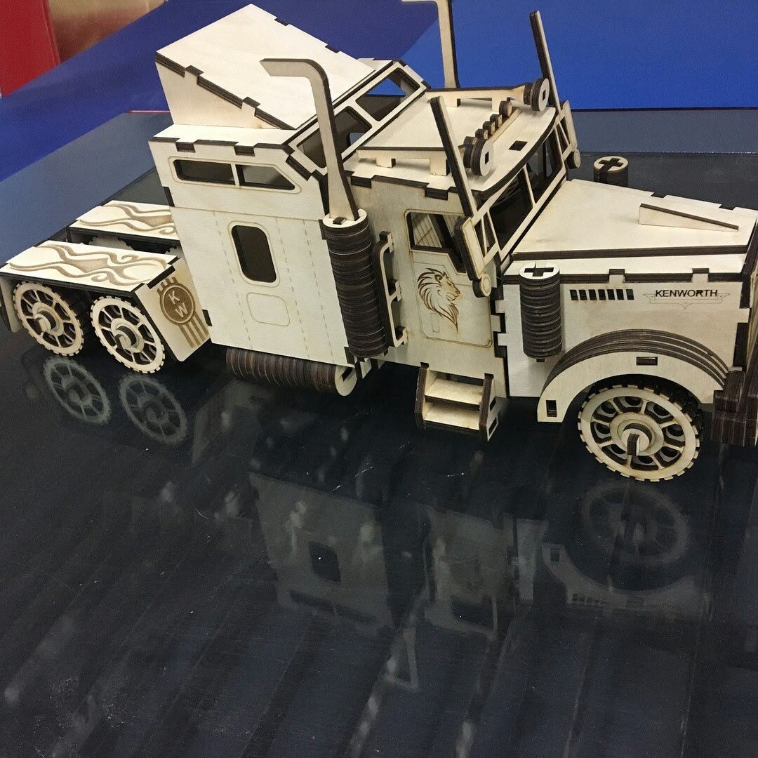 Maqueta de camión Kenworth en madera tallada a escala — regalo corporativo personalizado