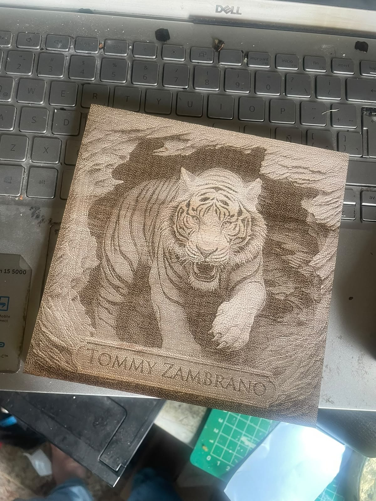 Retrato de tigre grabado sobre tela cuadrada — sublimación artística personalizada