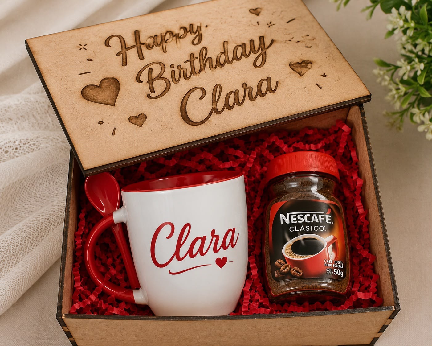Caja de regalo de cumpleaños con taza personalizada y decoración festiva