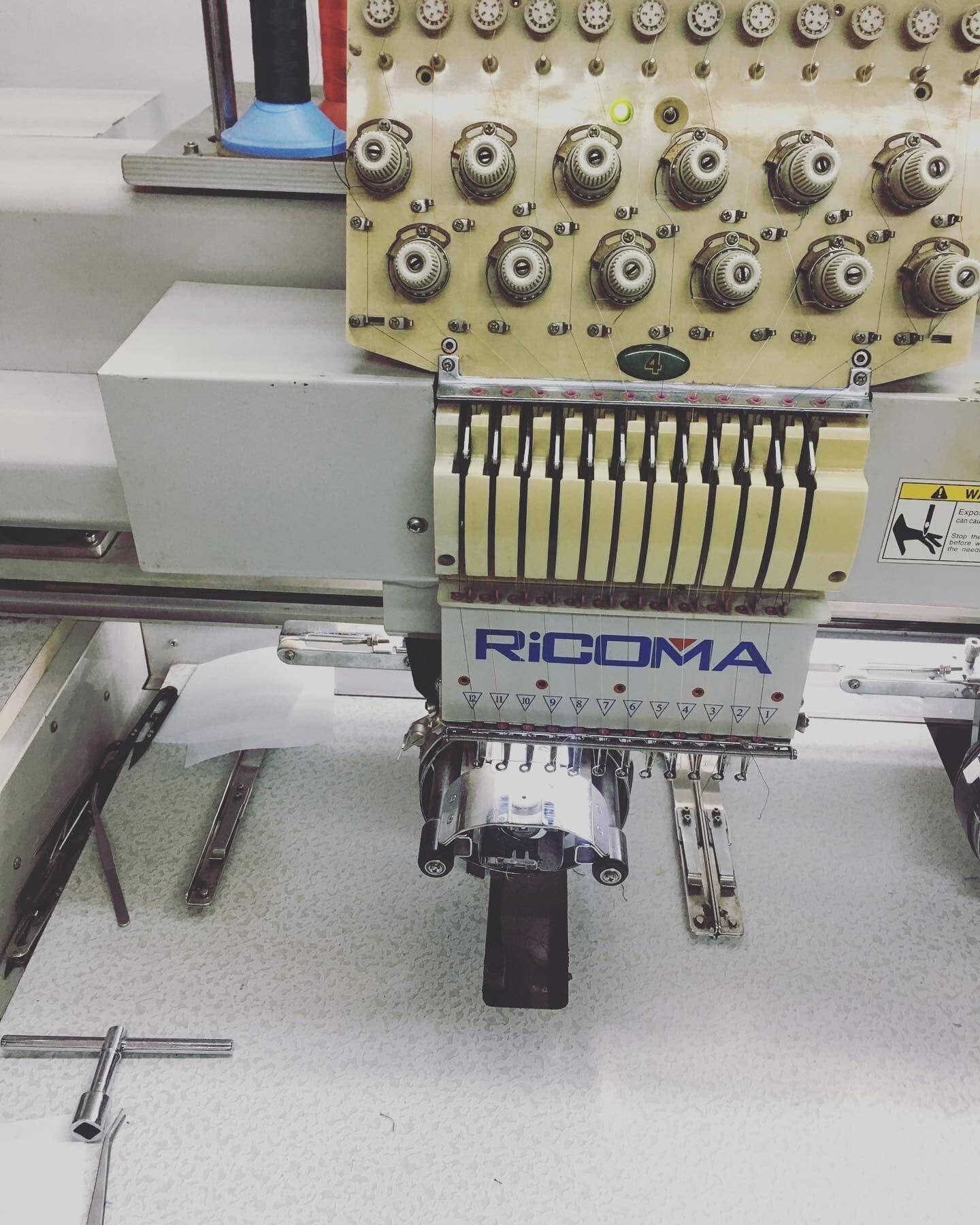 Uniformes navideños bordados para empresa — camisetas y polos personalizados